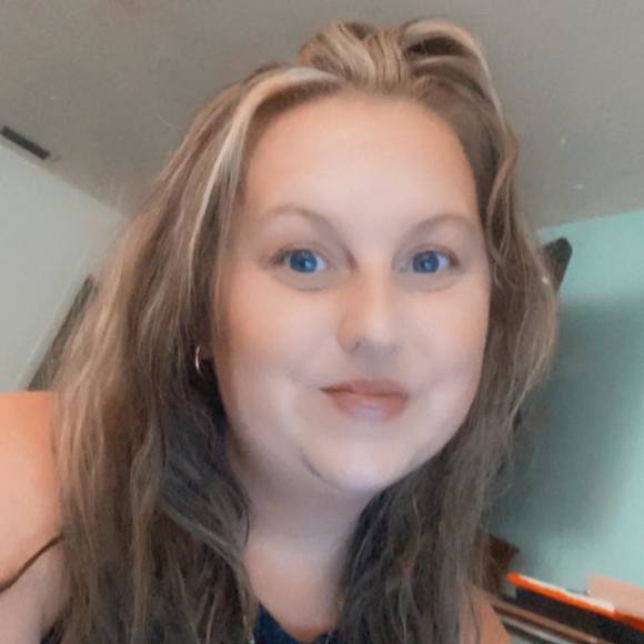 Profile Picture of Amanda Barricklow (@abarricklow33) on Poshmark