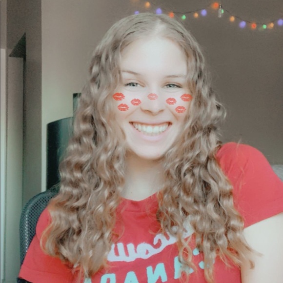 Profile Picture of Rebecca Gandolfi (@rebeccagandolfi) on Poshmark