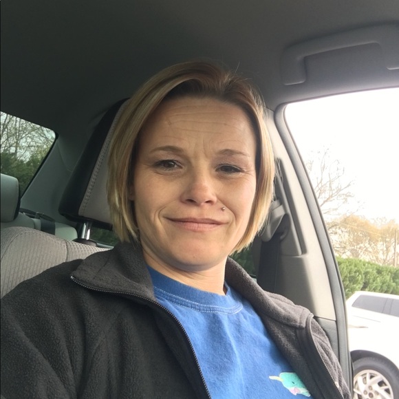 Profile Picture of Amy Bates (@amyoneil33) on Poshmark