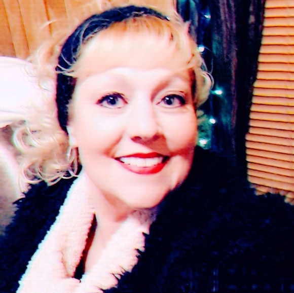 Profile Picture of Elizabeth Lipinski (@elipinski6814) on Poshmark