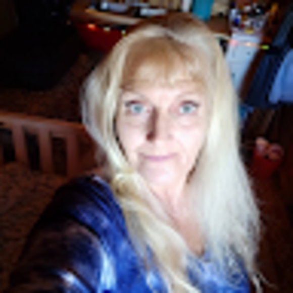 Profile Picture of Dacia Tupling (@glamorvendor) on Poshmark