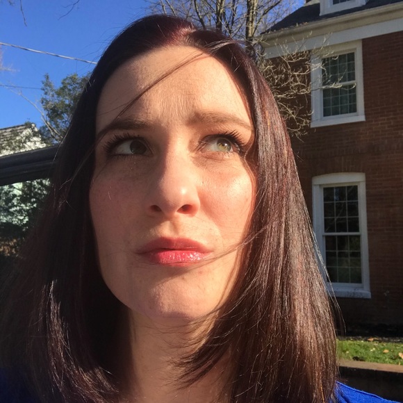 Laura Pisoni - Poshmark Profile Picture of Laura Pisoni (@lpp120) on Poshmark