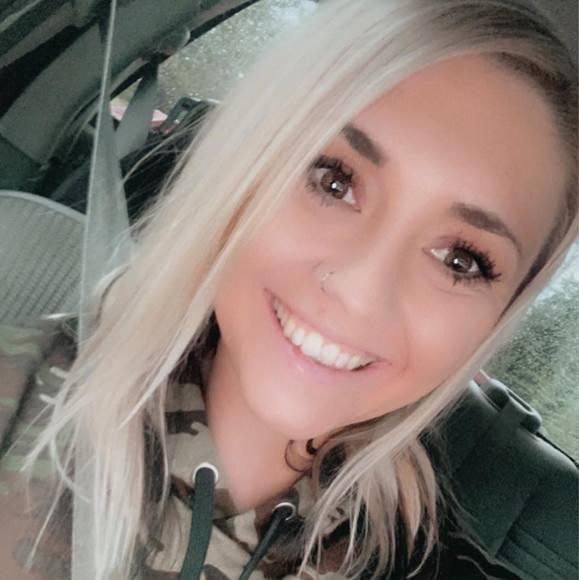 Profile Picture of Alishia Herinckx (@allyoster) on Poshmark