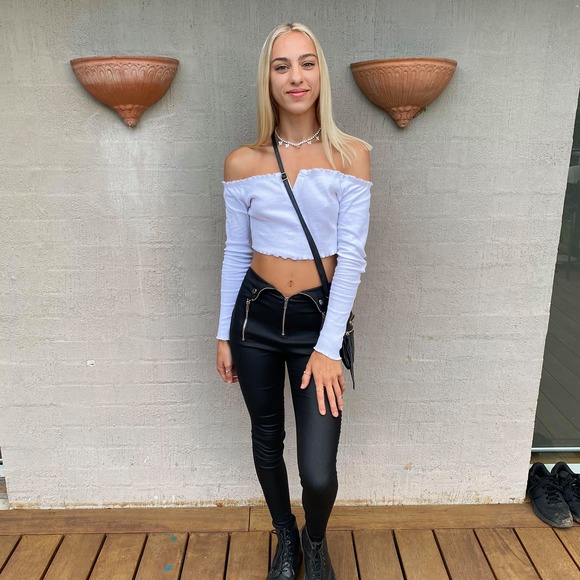 Profile Picture of Temmany White (@temmany) on Poshmark