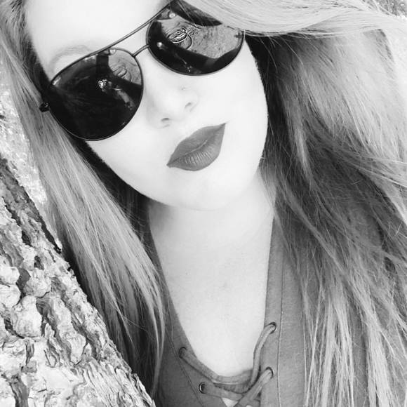 Profile Picture of Heather Zanetta (@heatherzanetta) on Poshmark
