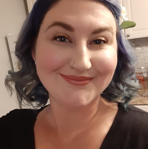 Profile Picture of Amanda Bee (@amandabee611) on Poshmark