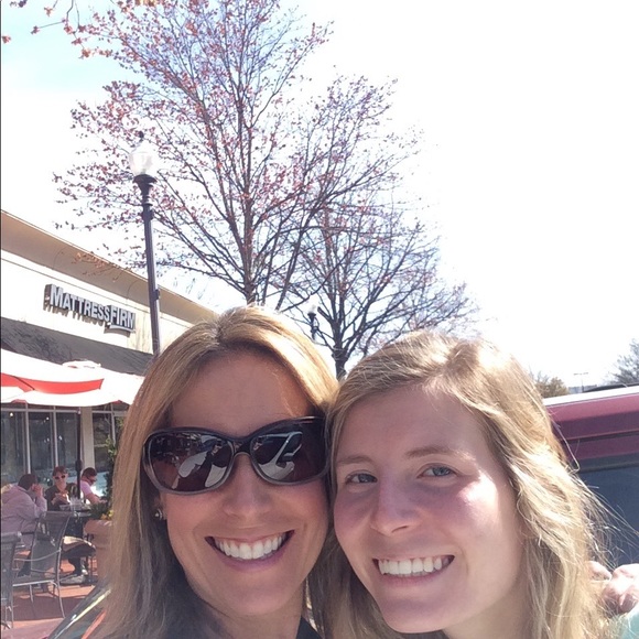 Profile Picture of Julie Edwards (@juliefedwards) on Poshmark