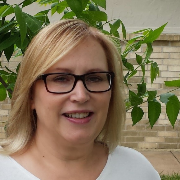 Profile Picture of Lisa Dembkowski (@lisa_dembkowski) on Poshmark