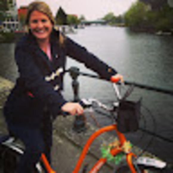 Profile Picture of Fiona Brookes (@feebrookes) on Poshmark