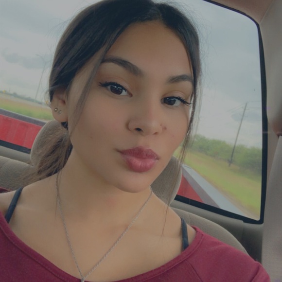 Profile Picture of Juliana Anzaldua (@juliana9705) on Poshmark