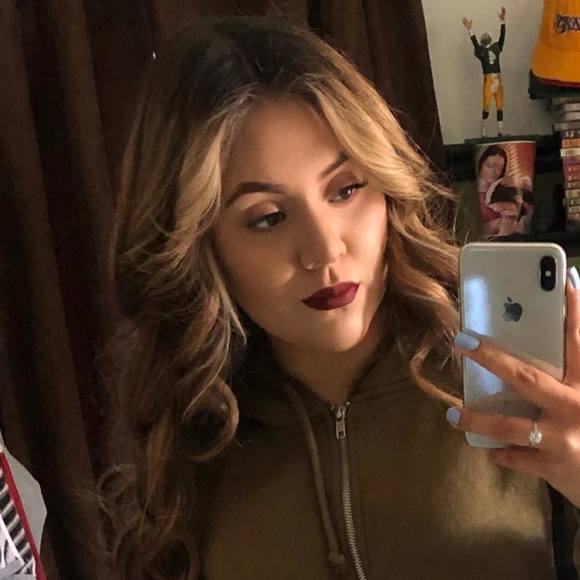 Profile Picture of Cecilia Robles (@ceciliaarobles_) on Poshmark