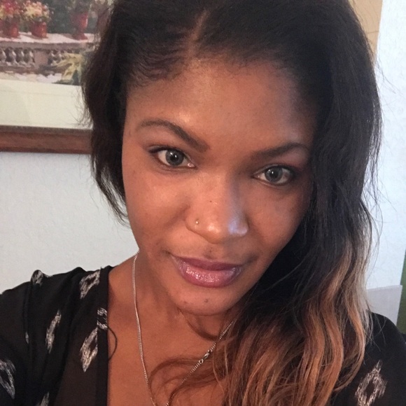 Profile Picture of Shaneel Simpson (@shaysodainty) on Poshmark