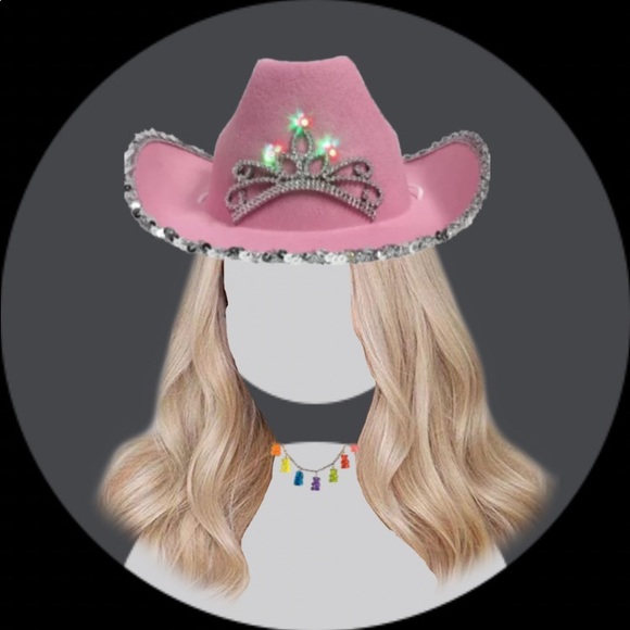 Profile Picture of Maddie Hoenig (@maddiehoenig) on Poshmark