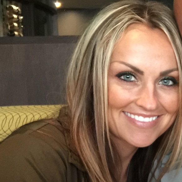 Profile Picture of Lacey Scheerer (@laceyscheerer) on Poshmark