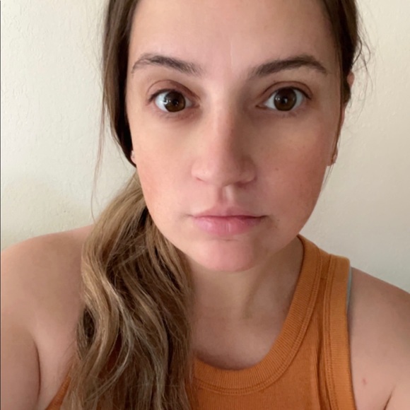 Profile Picture of Julie Genthert (@julieg27) on Poshmark