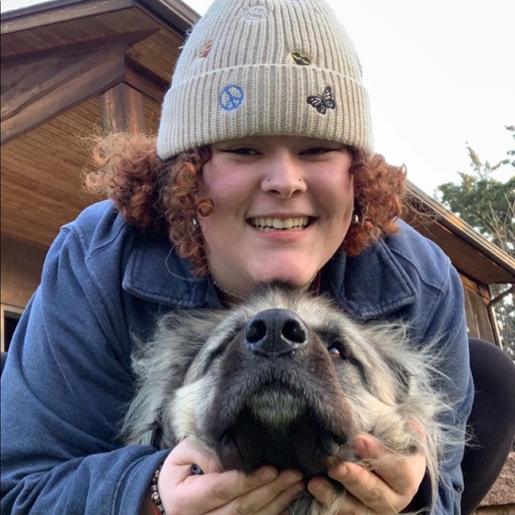 Profile Picture of Iris Hansen (@iriseoh03) on Poshmark