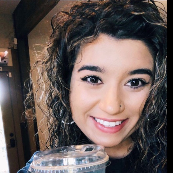 Erin Van scyoc - Poshmark Profile Picture of Erin Van scyoc (@erin_vs) on Poshmark