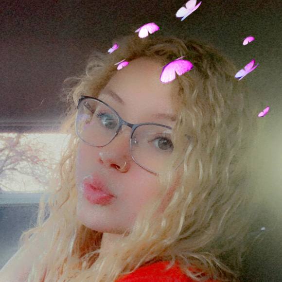 Profile Picture of Zoe Iseminger (@zoe_laryn) on Poshmark