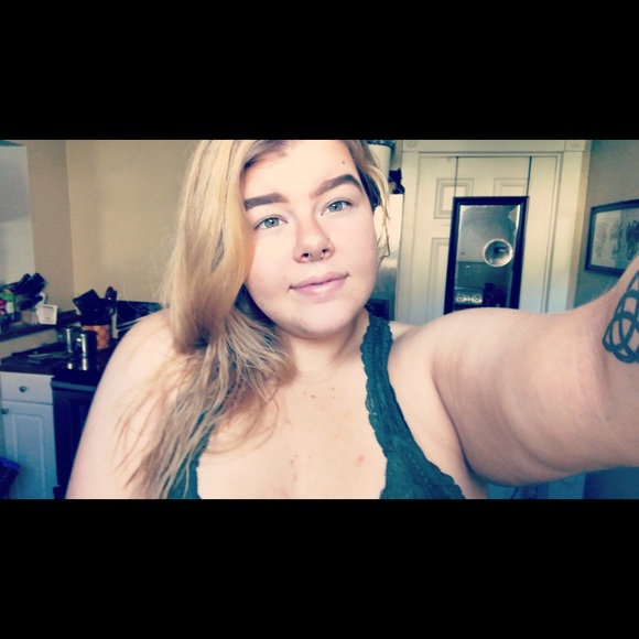 Profile Picture of Stephanie Heinzen (@stephyheinzen) on Poshmark