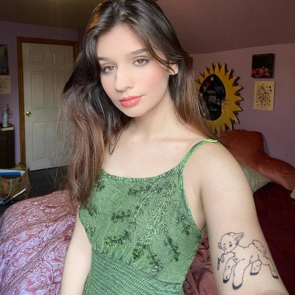 Profile Picture of Kristen Travers (@kristen_travers) on Poshmark