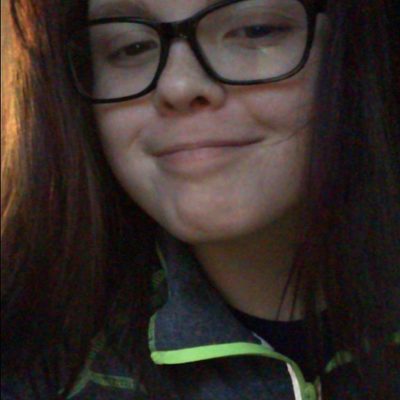 Profile Picture of Cryselin Selleck (@hihi11111111111) on Poshmark