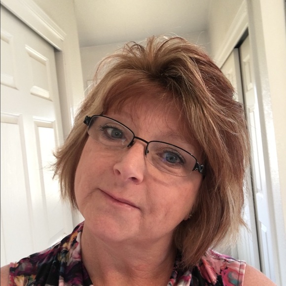 Profile Picture of Heidi Bowers (@thbowers4) on Poshmark