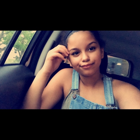 Profile Picture of Karlee Hallman (@hallmankarlee) on Poshmark