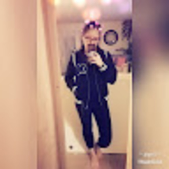 Profile Picture of Zanne Go (@zannero1999) on Poshmark