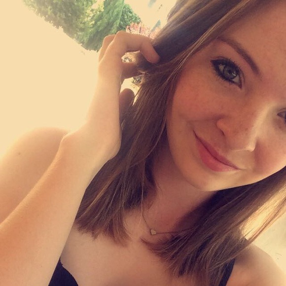 Profile Picture of Drew Neuser (@drewanna) on Poshmark