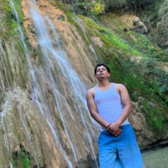 Profile Picture of Lester Alexander (@smileysantoro) on Poshmark