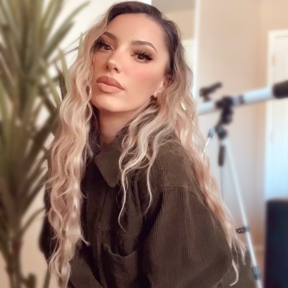 Profile Picture of Kali Echegaray (@kalilechegaray) on Poshmark