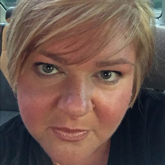 Profile Picture of Nickie Bowley (@ndbowley) on Poshmark