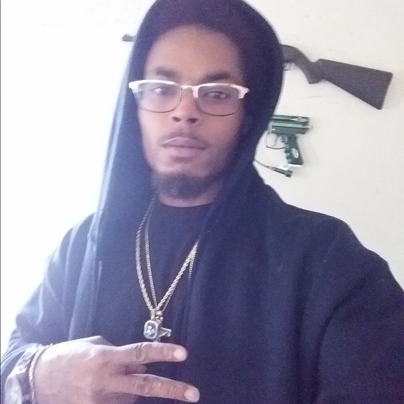 Profile Picture of Aaron Wayne (@wayne8732) on Poshmark