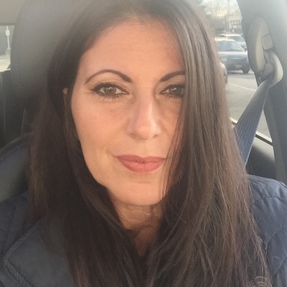 Profile Picture of Michelle Minneci (@colorpink121) on Poshmark