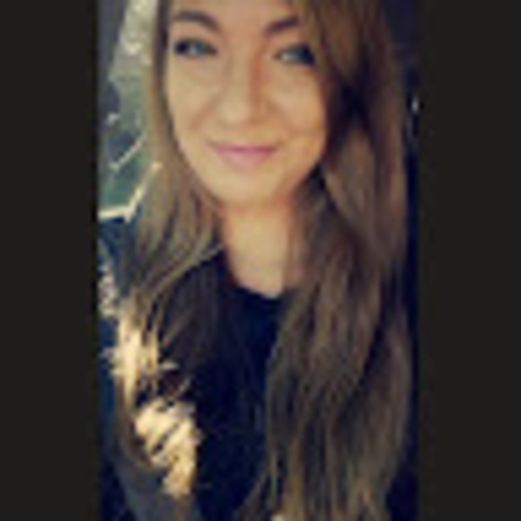 Profile Picture of Julia Whyte (@jwhy1) on Poshmark