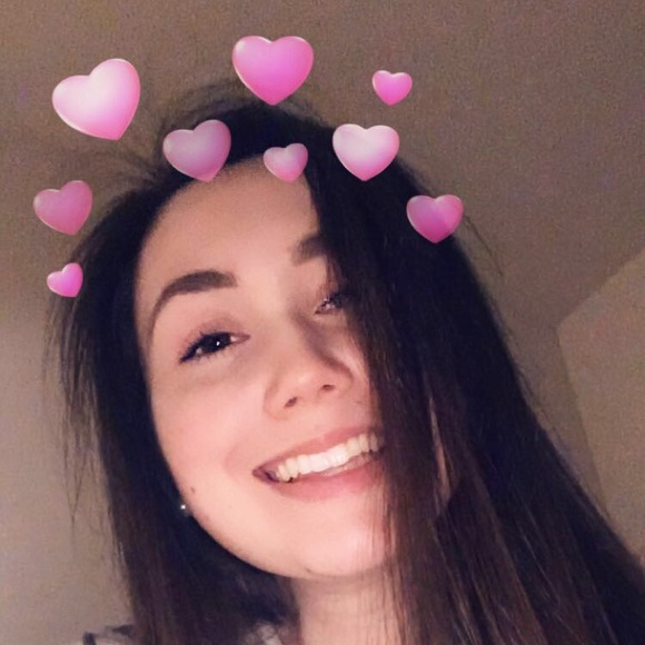 Profile Picture of Veronika Misek (@vmisek) on Poshmark