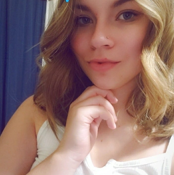Profile Picture of Michaela Travis (@kayluhtravis) on Poshmark