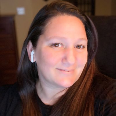 Profile Picture of Renee Kelly (@VapingLadyinRed) on Twitter