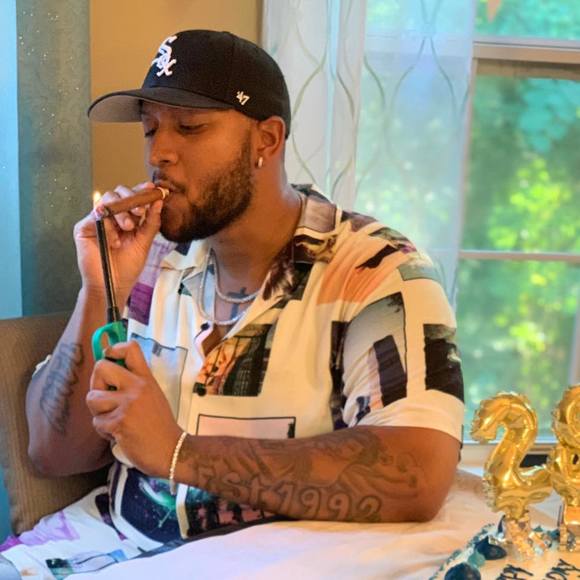 Profile Picture of Araw Mendoza (@araw400k) on Poshmark