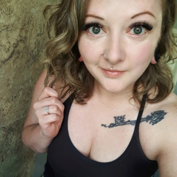 Profile Picture of Shandi M (@shandalulu) on Poshmark