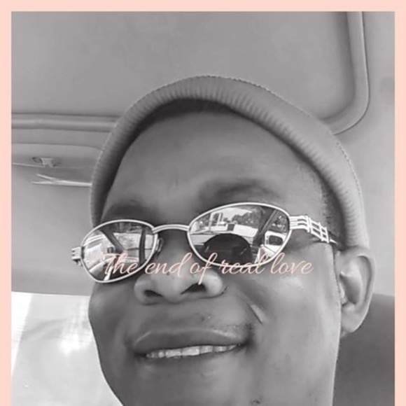 Profile Picture of David Armand (@armanddavid77) on Poshmark