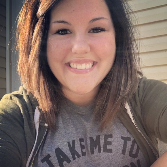 Profile Picture of Ashley Shrum (@ashleyshrum) on Poshmark