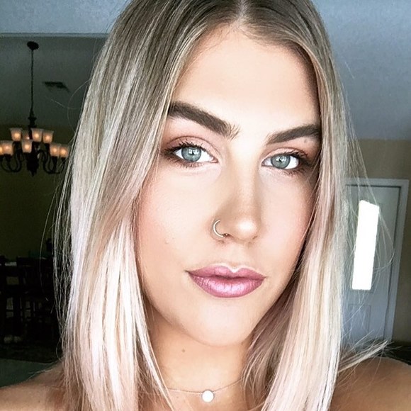 Profile Picture of Alexa Funsten (@alexafunsten) on Poshmark