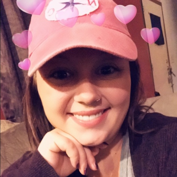 Profile Picture of Samantha Pyatte (@samrosepyatte) on Poshmark
