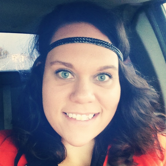 Profile Picture of Ashley Schoneman (@aschonem) on Poshmark