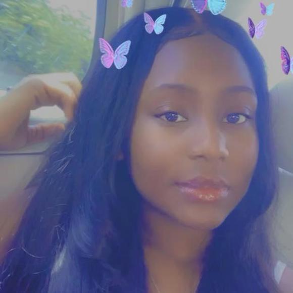 Profile Picture of Shamyia Mozee (@shamyia616) on Poshmark