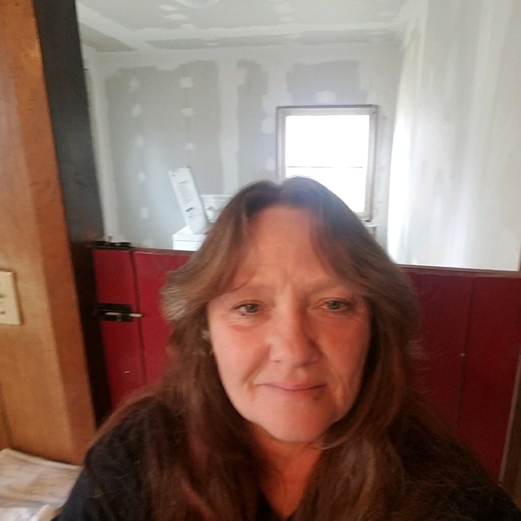 Profile Picture of Crystal Huston (@crysstuff) on Poshmark