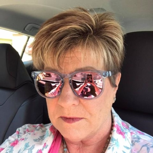 Profile Picture of Vonna Downs (@vonnadowns) on Poshmark