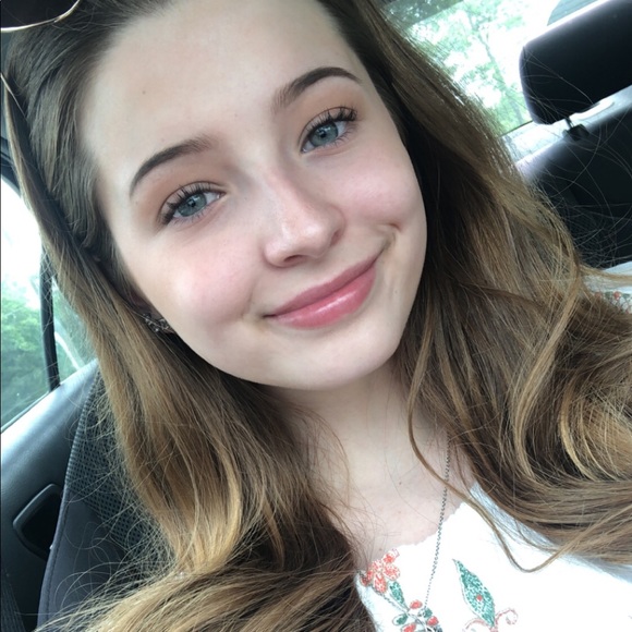 Profile Picture of Shaylee Eaves (@shayleegeaves) on Poshmark