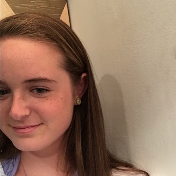 Profile Picture of Lily Cormier (@lilycormier2000) on Poshmark